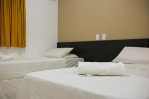 Cama ou camas em um quarto em Costa do Rio Hotel