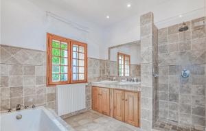Kúpeľňa v ubytovaní 3 Bedroom Cozy Home In Taulis