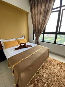 CheeAyu@ Putrajaya IOI Resort في بوتراجايا: سرير عليه دبدوب في غرفة النوم