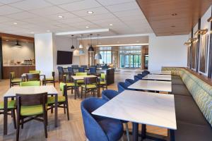 un restaurant avec des tables et des chaises ainsi qu'un bar dans l'établissement Fairfield by Marriott Inn & Suites Orillia, à Orillia