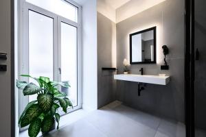 un bagno con lavandino, specchio e pianta di Interno Barocco a Napoli