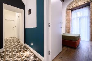 un corridoio con porta che conduce a una camera con letto di Interno Barocco a Napoli