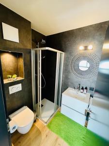 a bathroom with a shower and a toilet and a sink at Chambre double privative et indépendante 