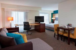 Habitación de hotel con cama y sala de estar. en Residence Inn by Marriott Toronto Markham, en Markham