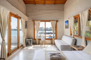 una camera con letto, divano e tavolo di Blu Galapagos Sustainable Waterfront Lodge a Puerto Ayora