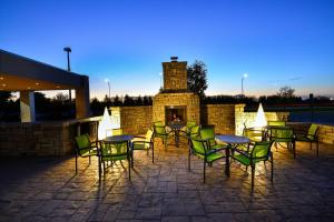 un patio con mesas y sillas y una chimenea en SpringHill Suites Grand Forks, en Grand Forks