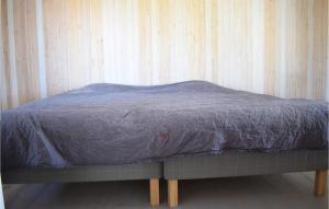 Postel nebo postele na pokoji v ubytování 1 Bedroom Amazing Home In Figeholm