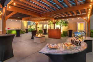 patio con tavolo e cibo di Courtyard by Marriott Sacramento Cal Expo a Sacramento