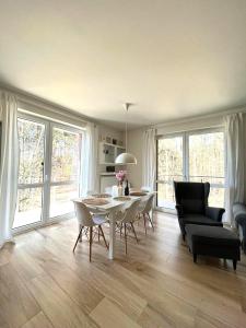- un salon avec une table et des chaises dans l'établissement Apartament Morze Sztuki, Jantar, à Jantar