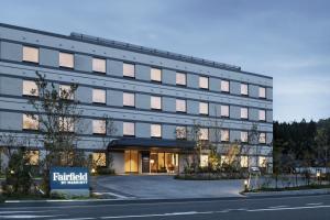 un edificio con una señal delante de él en Fairfield by Marriott Okayama Hiruzen Highland, en Maniwa