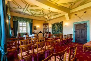 ein Zimmer mit einem Haufen Stühle und einem Tisch in der Unterkunft Hotel Burg Trendelburg in Trendelburg