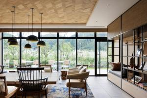 Maniwa的住宿－Fairfield by Marriott Okayama Hiruzen Highland，一间带大窗户的客厅和一间餐厅