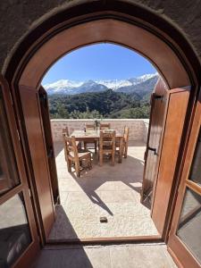 an archway leading to a patio with a table and chairs at Villa Asteria in Melidhónion