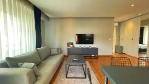 sala de estar con sofá y TV en Sun Suites en Antalya