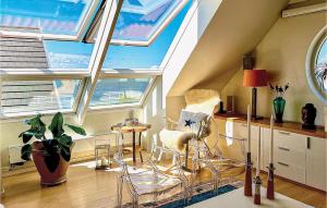 uma sala de estar com clarabóias, uma mesa e cadeiras em 1 Bedroom Pet Friendly Apartment In Helsingborg em Helsingborg