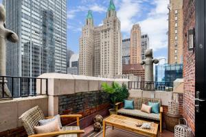 einen möblierten Balkon mit Stadtblick in der Unterkunft The Lexington Hotel, Autograph Collection in New York