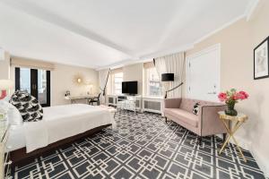 Una habitación de hotel con una cama grande y un sofá. en The Lexington Hotel, Autograph Collection, en Nueva York 64 fotos más
