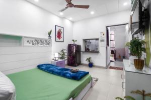 uma sala de estar com uma cama grande no meio em Homlee-Heritage 2-Bed Room Apt near Pragati Maidan em Nova Deli