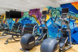 un gimnasio con un mural en la pared en The Lexington Hotel, Autograph Collection, en Nueva York