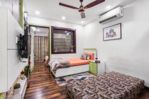 1 dormitorio con cama y ventana en Homlee-Heritage 2-Bed Room Apt near Pragati Maidan en Nueva Delhi