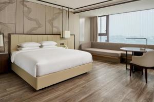 Postel nebo postele na pokoji v ubytování Daegu Marriott Hotel