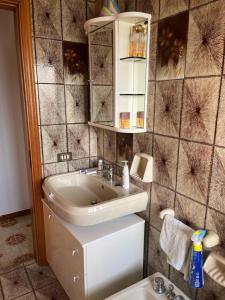 a bathroom with a sink and a mirror at Le case di Priscilla in Donnalucata