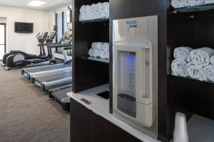 a fitness room with a machine in a gym at Courtyard by Marriott Memphis East/Park Avenue in Memphis