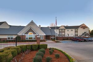 een gebouw met een auto geparkeerd op een parkeerplaats bij Residence Inn Shreveport Airport in Shreveport