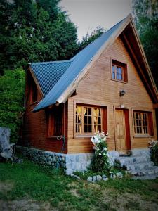 a small wooden house with a metal roof at Complejo Aiken in Villa Traful