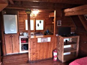 una cocina en una cabaña de madera con fogones en Complejo Aiken en Villa Traful
