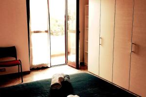 una persona tirada en una alfombra en una habitación con ventana en Sa Perda Bianca 8, en Cagliari