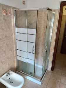 ein Badezimmer mit Dusche und Waschbecken in der Unterkunft Sa Perda Bianca 8 in Cagliari + 28 Fotos