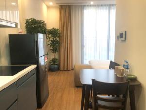 Il dispose d'une cuisine et d'un salon avec une table et un réfrigérateur. dans l'établissement NK#Homestay#Greenbay#Studio#C2, à Hanoï
