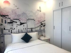 une chambre avec un lit avec un mur noir et blanc dans l'établissement NK#Homestay#Greenbay#Studio#C2, à Hanoï 5 autres photos