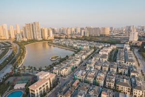 une vue aérienne d'une ville avec une rivière et des bâtiments dans l'établissement NK#Homestay#Greenbay#Studio#C3, à Hanoï