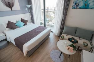 une chambre d'hôtel avec un lit et une table dans l'établissement NK#Homestay#Greenbay#Studio#C3, à Hanoï