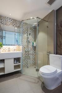 une salle de bains avec douche, toilettes et lavabo dans l'établissement NK#Homestay#Greenbay#Studio#C3, à Hanoï 6 autres photos