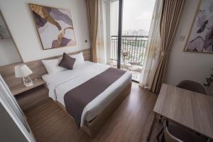 une chambre d'hôtel avec un lit et un balcon dans l'établissement NK#Homestay#Greenbay#Studio#C6, à Hanoï 5 autres photos