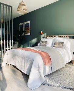 1 dormitorio con 1 cama grande y pared azul en The Green Room guest suite en Belfast