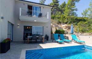 Bazén v ubytování Nice Home In Prigradica With Jacuzzi nebo v jeho okolí