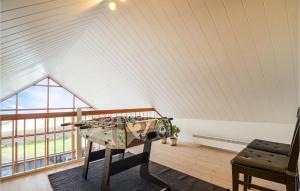 エーベルトフトにあるStunning Home In Ebeltoft With 3 Bedrooms, Sauna And Wifiの屋根裏部屋(卓球台付)