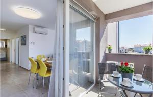 Cette chambre dispose d'une table, de chaises et d'un balcon. dans l'établissement Beautiful Apartment In Pula With Wifi, à Pula