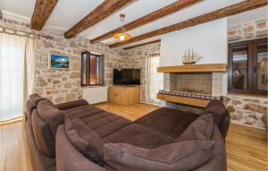 sala de estar con sofá y chimenea en Amazing Home In Kaprije With Jacuzzi, Wifi And Outdoor Swimming Pool en Kaprije