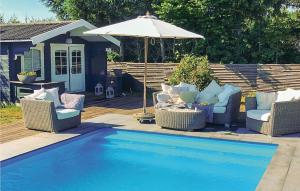 ホーンバックにあるAmazing Home In Hornbk With 3 Bedrooms, Wifi And Outdoor Swimming Poolのスイミングプール(椅子、パラソル付)
