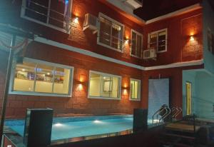 Bazén v ubytování Hotel Nisarg nebo v jeho okolí