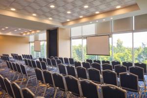 een conferentieruimte met stoelen en een scherm bij Courtyard by Marriott Queretaro in Querétaro