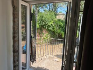 Balkón alebo terasa v ubytovaní Le Moulin de Prades 4 étoiles logement entier Parc Naturel Haut Languedoc - Salagou