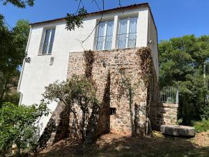 Vonkajšia záhrada v ubytovaní Le Moulin de Prades 4 étoiles logement entier Parc Naturel Haut Languedoc - Salagou