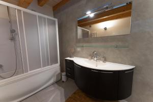 Ένα μπάνιο στο Apartment Sant'Alessandro 19 - Sostify +32 φωτογραφίες