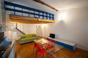 een woonkamer met een glazen tafel en een bank bij Apartment Sant'Alessandro 19 - Sostify in Bergamo